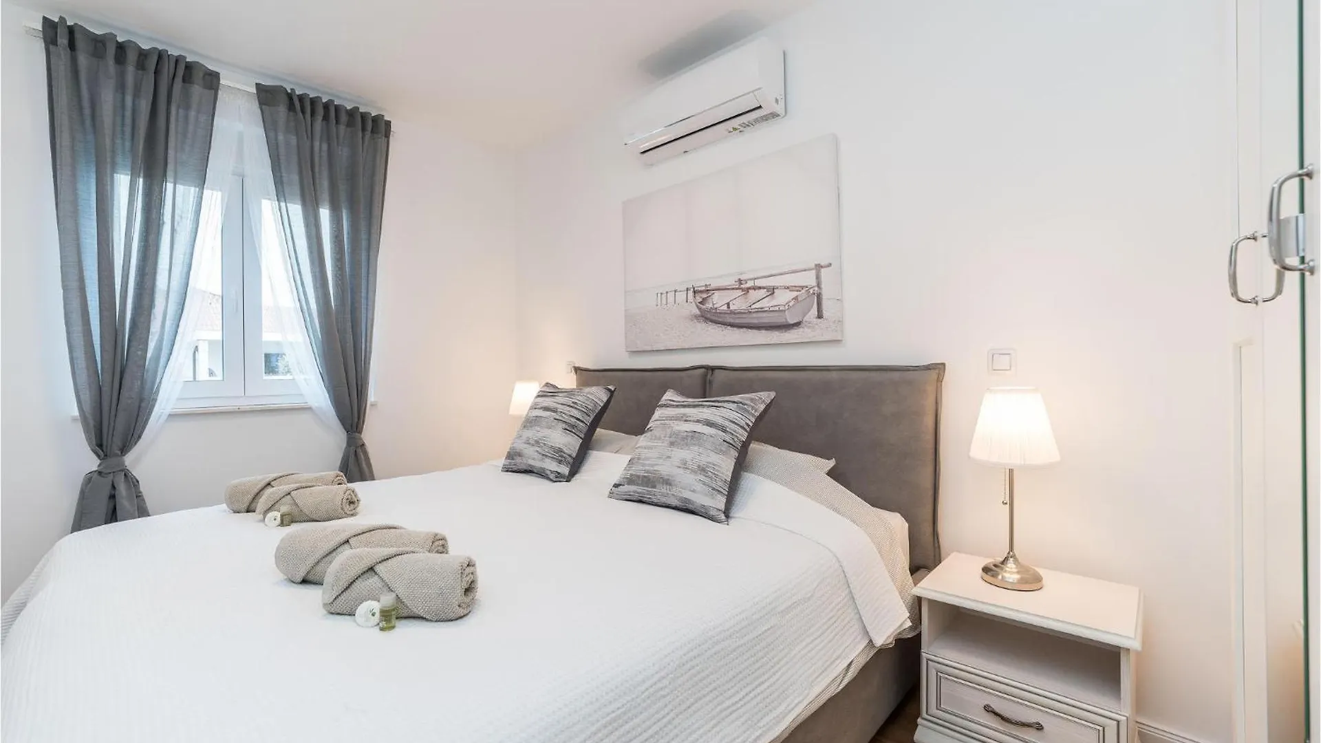 3 Bedroom Gorgeous Apartment In Mandre 0*,