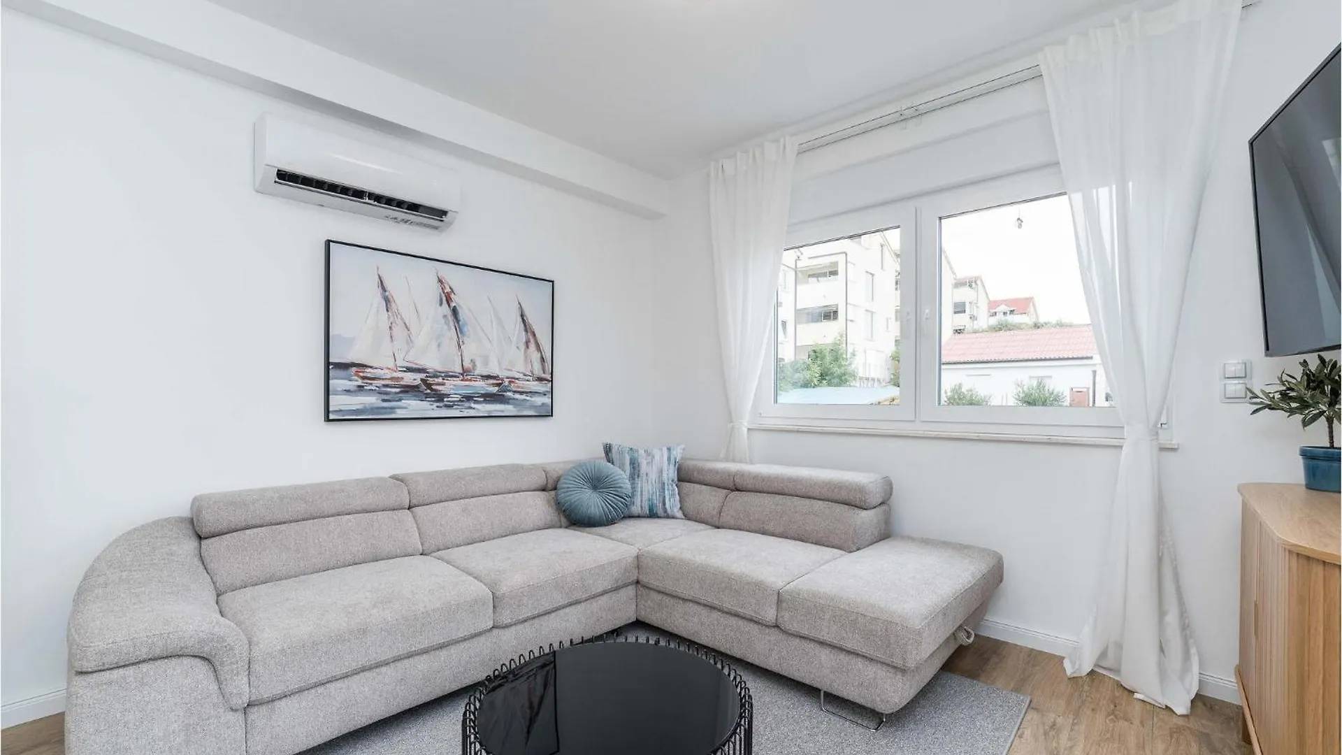 3 Bedroom Gorgeous Apartment In Mandre