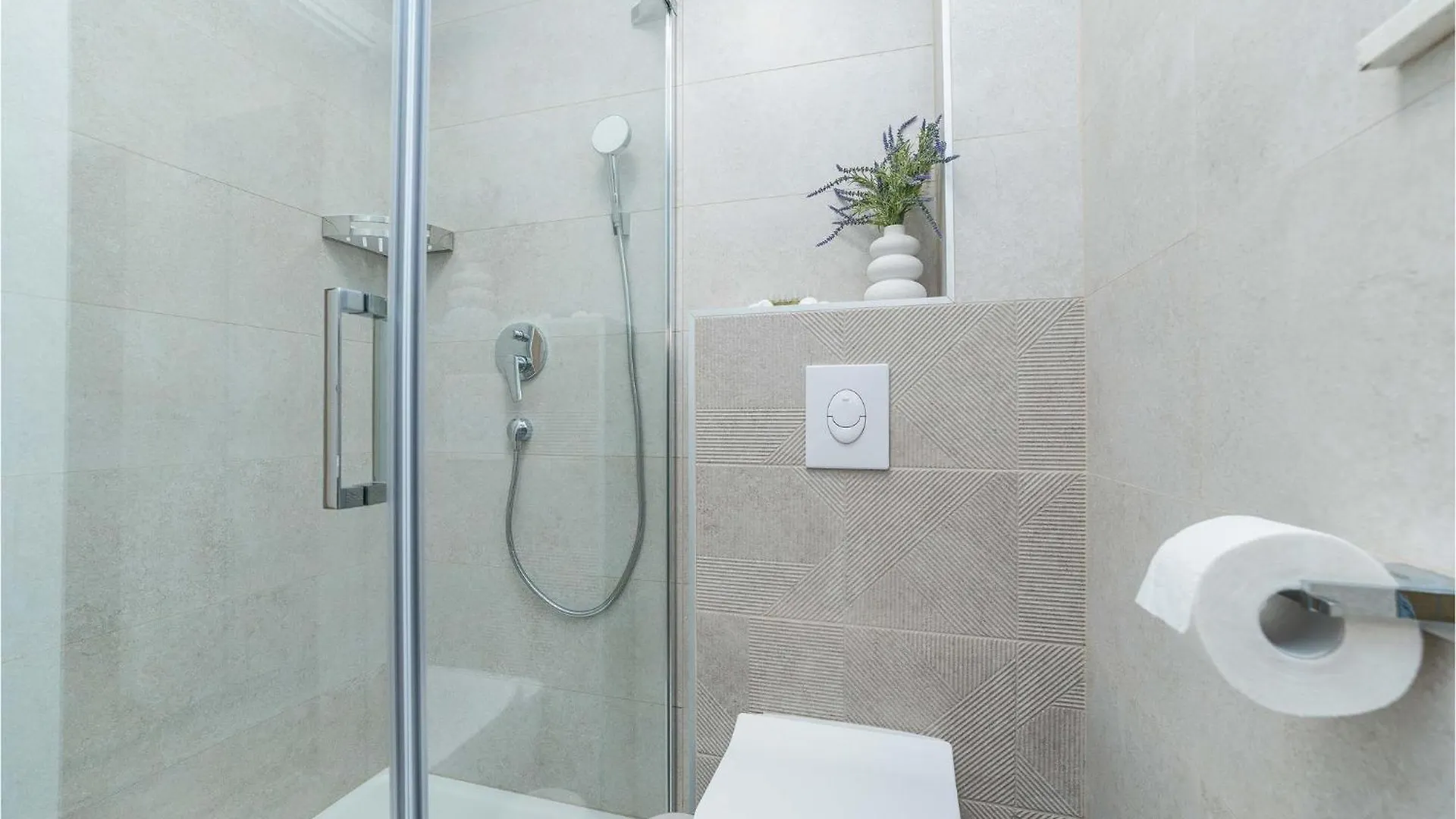 3 Bedroom Gorgeous Apartment In Mandre Croatia