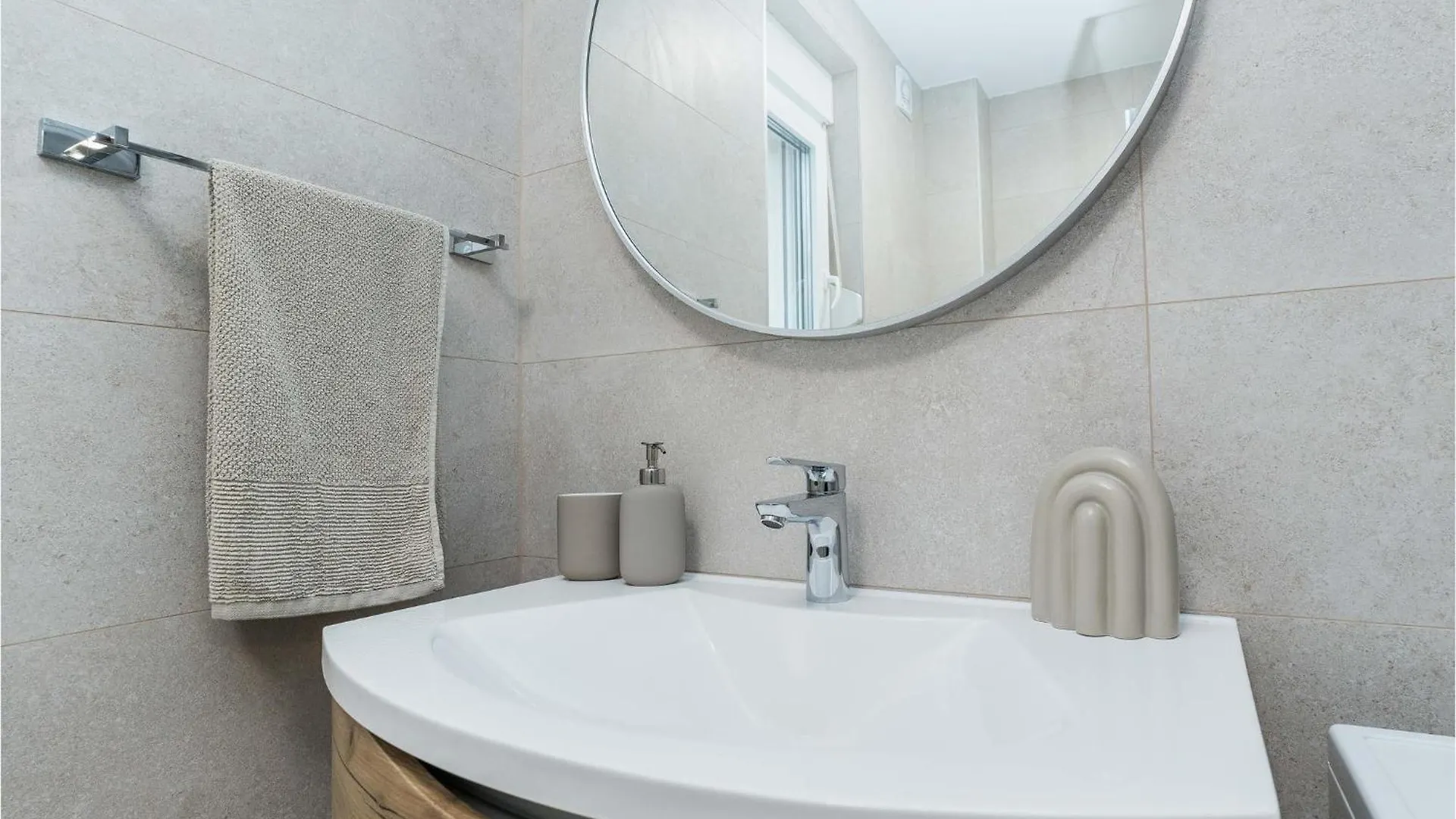 3 Bedroom Gorgeous Apartment In Mandre