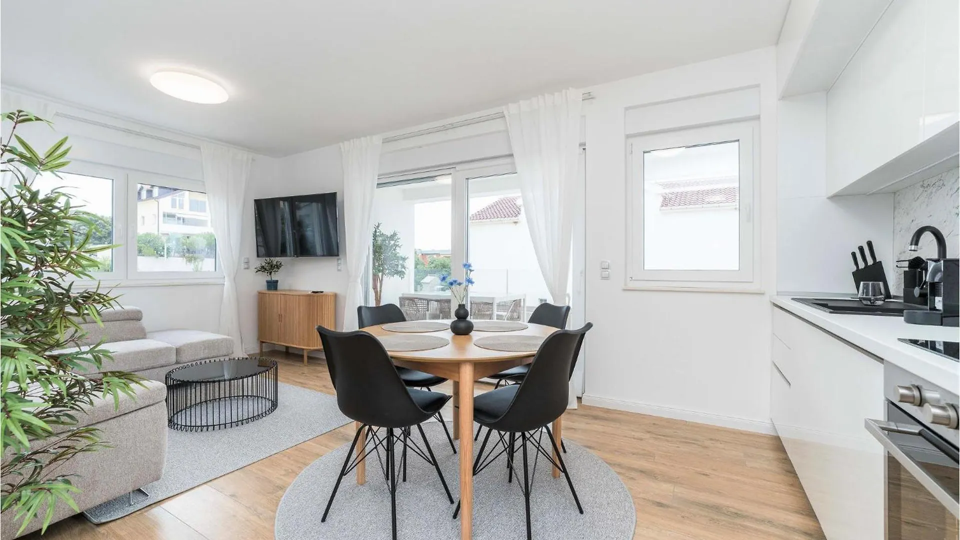 3 Bedroom Gorgeous Apartment In Mandre